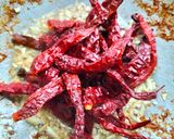 Gambar langkah 1 resipi Ayam Goreng Cili Kering.