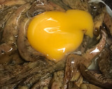 Foto del paso 5 de la receta: Huevo roto con rovellons, (níscalos) ajo, jengibreHierbas de Provenza y sal rosa