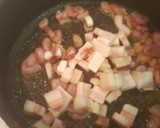 Foto del paso 4 de la receta: Pollo con tocino entreverado y salsa de vino