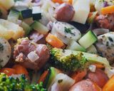 Une image de l'étape 4 de Légumes et saucisses au four.