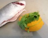 Une image de l'étape 2 de Papillote de daurade gingembre citron, coriandre.