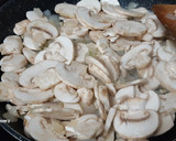 Foto del paso 4 de la receta: Escalopines de cerdo con champiñones al Cabrales