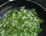 Foto del paso 3 de la receta: Arroz verde de pimientos (con pollo, gambas y almejas)
