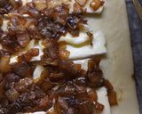 Foto del paso 4 de la receta: Empanada de pollo, brie, cebolla caramelizada y calabacín