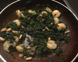 Foto del paso 3 de la receta Torcetti al fungo porcino con bechamel de espinacas, gambas y piñones