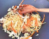 รูปขั้นตอนการทำที่ 3 ของ ผัดหมี่ซั่วFried Chinese noodles