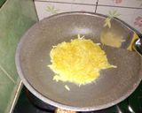 Foto langkah ke 3 dari resep Rosti with Sunny Side Up Egg.