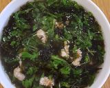 Hình bước làm 3 của món Canh tầng ô (cải cúc) rong biển nấu tôm
