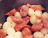 Hình bước làm 5 của món Lạp xưởng trứng cút kho tương
