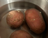 Foto del paso 2 de la receta: Ensalada alemana (kartoffelsalat) con salchichas de queso ahumadas (Bockwurst)