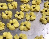 Foto langkah ke 3 dari resep Kue semprit susu.