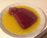 Foto del passaggio 2 della ricetta Tonno marinato, con cipolla caramellata all'arancia e cestino di spaghetti con finocchio e arancia