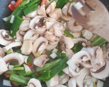Foto del paso 2 de la receta: Noodles con verduras, gambas y almendras