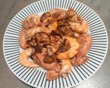 Foto del paso 4 de la receta: Calamares, setas shiitake al ajillo y langostinos