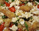 รูปขั้นตอนการทำที่ 3 ของ ผัดกะเพราหนังไก่กรอบ (แบบแห้ง)