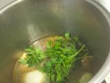 Sopa de pollo casera en olla