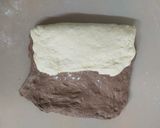 Foto langkah ke 6 dari resep Bicolour Country Loaf Sourdough.