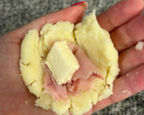Foto del paso 2 de la receta: Bombas de papa 💣🥔 rellenas de jamón y queso