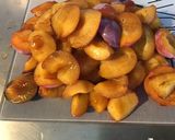 Une image de l'étape 2 de Salade de fruits du jardin au melon et raisins.