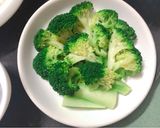Hình bước làm 2 của món Bông cải xanh chấm kho quẹt
