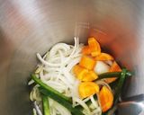 Foto del paso 1 de la receta: Sopa de cebolla y verduras con croutons