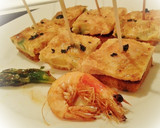 Foto del paso 7 de la receta: Pinchos de tortilla de langostinos con espárragos verdes