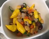 Une image de l'étape 6 de Piments jaunes au vinaigre, ail, pickles, olives et citron.