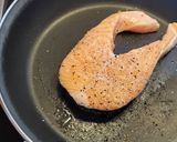 Foto del paso 3 de la receta: Salmón ennegrecido y calabacín