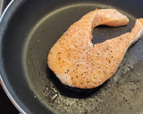 Foto del paso 3 de la receta: Salmón ennegrecido y calabacín