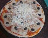 Foto del paso 2 de la receta Pizza de atún, champiñones y aceitunas negras