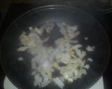 Foto del paso 1 de la receta: Salteado al vino de champiñones con habichuelas y jamón ibérico