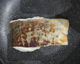 Foto del paso 5 de la receta: Bacalao Skrei con Mantequilla de Miso al limón y Cebolla caramelizada