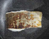 Foto del paso 5 de la receta: Bacalao Skrei con Mantequilla de Miso al limón y Cebolla caramelizada