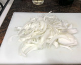Foto del paso 1 de la receta: Salchichas encebolladas y vino blanco