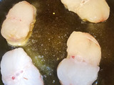 Albóndigas con rape, gamba langostinera y salsa de curry