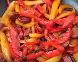 Une image de l'étape 2 de Poêlée de poivrons aux pois chiches et chorizo.