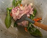 Foto langkah ke 2 dari resep Tumis Jamur Tiram Ayam dan Bakso.