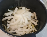 Foto del paso 2 de la receta: Fideos encebollados con pollo al curry