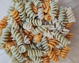 Foto del paso 1 de la receta: Ensalada de fideos tricolor bien mediterránea con aderezo casero