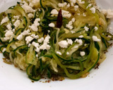 Foto del paso 4 de la receta: Espaguetis de calabacín con queso feta, ajo y guindilla