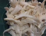 Foto langkah ke 1 dari resep Tumis jamur tiram kering.