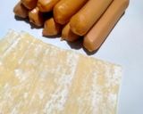 รูปขั้นตอนการทำที่ 1 ของ เกี๊ยวห่อฮอทดอกทอด (Fried dumplings wrapped in hot dogs)