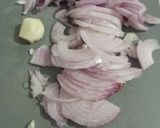 صورة لخطوة 1 من وصفة شكشوكة بالبصل والكوسة🥘