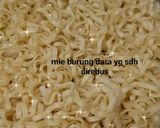 Foto langkah ke 2 dari resep Mie goreng daun katuk.