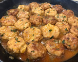 Foto del paso 6 de la receta: Albóndigas de merluza y gambas en salsa de marisco y azafrán 💃
