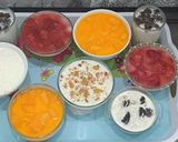 صورة لخطوة 5 من وصفة أرز باللبن بقطع المانجا وجيلي وصوص الفراولة وقطع بسكويت بوريو