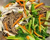 Hình bước làm 5 của món Mì Soba Kiều Mạch Xào Thập Cẩm Dọn Tủ