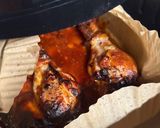 Air Fryer-ben sült ragacsos csirkecomb ropogós fűszeres hasábburgonyával 🥰 recept fázis 3 fotója