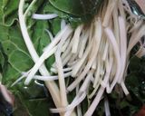 Foto del paso 1 de la receta: Acelga salteada y pescado en crema de maracuyá