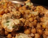 Foto del paso 6 de la receta: Ensalada tibia de coliflor, garbanzos y tomates